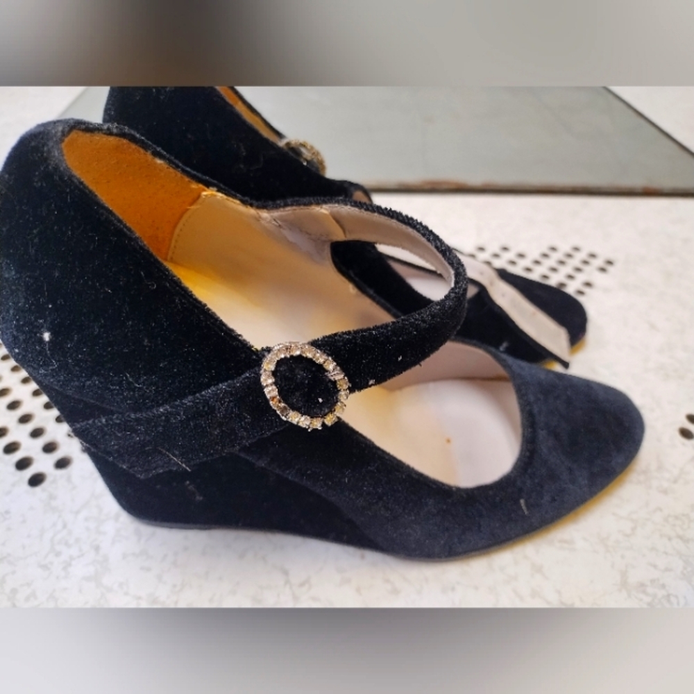 Elegant Black Wedge Shoes with Rhinestone Buckle Velvet Size 7.5 Penny ❤️ Kenny